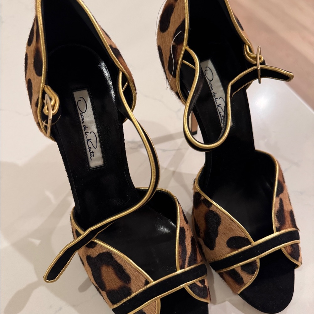 Oscar de la Renta Black and Brown Heels with Stiletto Design